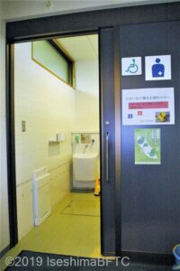 伊勢図書館車いす対応トイレ入口