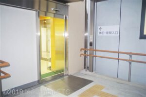 伊勢市役所本館　休日・夜間入口