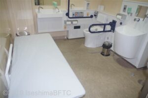 伊勢市役所本館1階車いす対応トイレ　室内のようす