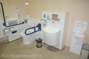 伊勢市役所本館1階車いす対応トイレ　便器とオストメイト
