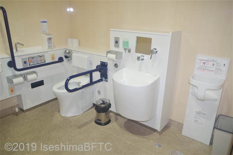 伊勢市役所本館1階車いす対応トイレ　便器とオストメイト