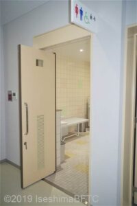 伊勢市役所本館地下1階トイレ入口