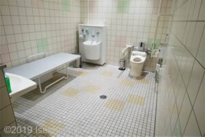 伊勢市役所本館地下1階トイレ　室内のようす