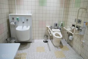 伊勢市役所本館地下1階車いす対応トイレ　便器とオストメイト