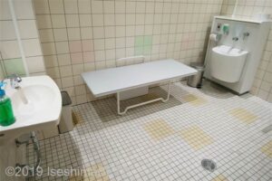 伊勢市役所本館1階車いす対応トイレ　ユニバーサルシート