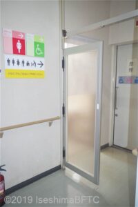 伊勢市役所東館1階　車いす対応トイレ手前の目隠し