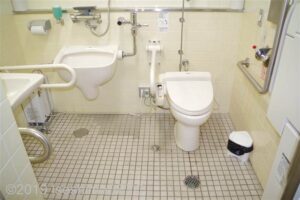 伊勢市役所本館1階車いす対応トイレ　室内のようす
