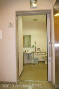 いせトピア1階正面入口左側車いす対応トイレ入口