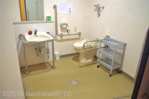 いせトピア1階正面入口左側車いす対応トイレ　内部