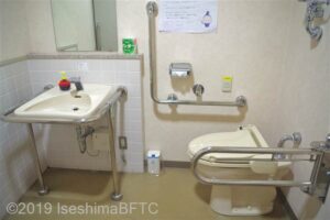いせトピア1階正面入口左側車いす対応トイレ　便器と洗面