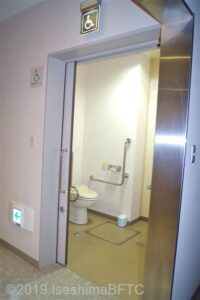 いせトピア1階多目的ホール左側車いす対応トイレ入口