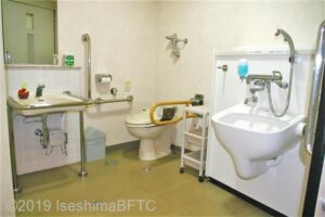 いせトピア2階車いす対応トイレ　内部