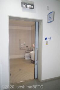 サンアリーナ1階サブアリーナ車いす対応トイレ入口