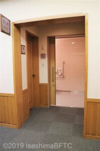 サンアリーナ　国際会議場廊下車いす対応トイレ　入口外観