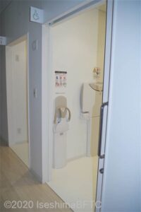 伊勢フットボールヴィレッジ　2階車いす対応トイレ入口