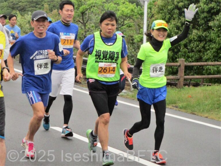 伴走ボランティアとともに走る視覚障害の選手