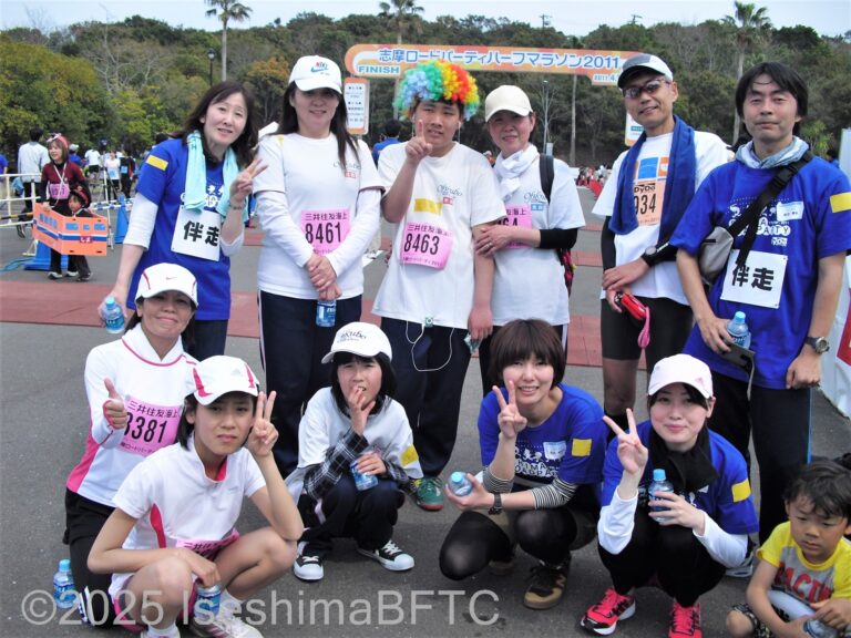 仮装をして参加する選手とボランティアスタッフの集合写真