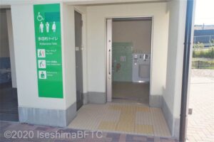 伊勢フットボールヴィレッジC・Dピッチ駐車場トイレ棟　車いす対応トイレ入口