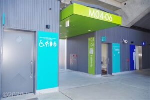 三重県営陸上競技場　M04～06入口右横、車いす対応トイレ