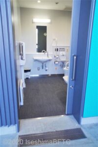 三重県営陸上競技場　M04～06入口横車いす対応トイレ入口