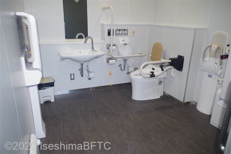 三重県営陸上競技場　M04～06入口横車いす対応トイレ内部
