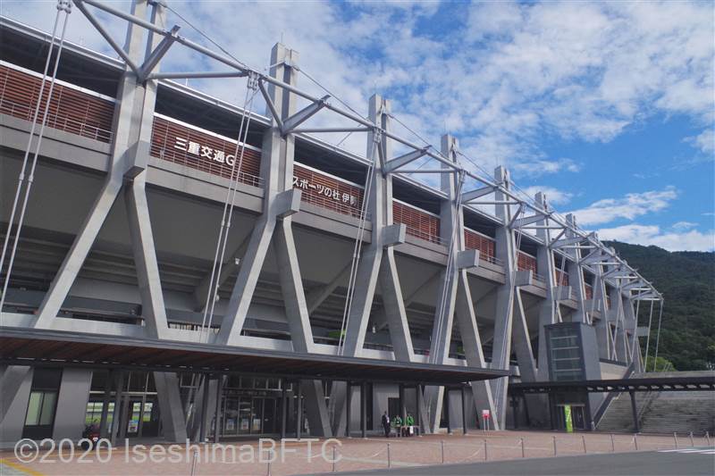 三重県営陸上競技場外観