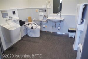 三重県営陸上競技場　M11～13入口横車いす対応トイレ内部