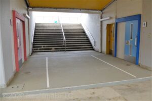 三重県営陸上競技場　バックスタンド階段下トイレ　トイレ手前に段差がある
