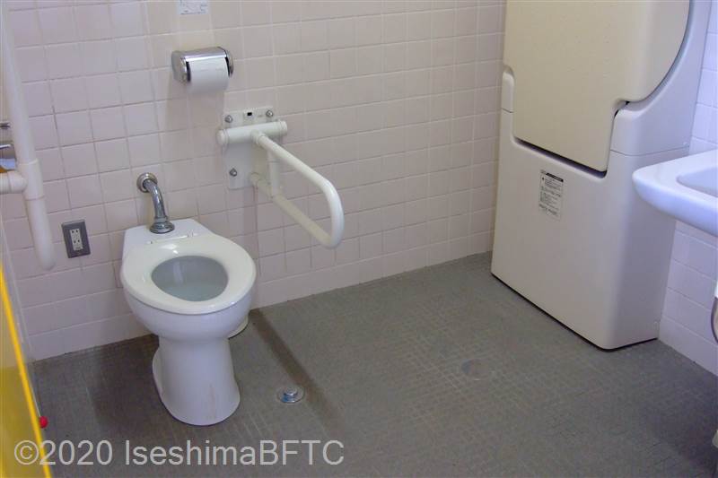三重県営陸上競技場　バックスタンド階段下車いす対応トイレ内部（B1階段側）