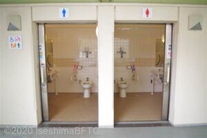 トレーニングセンタートイレ棟　入口外観