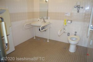 トレーニングセンタートイレ棟　男性用トイレ便器回り