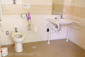 トレーニングセンタートイレ棟　女性用車いすトイレ内部