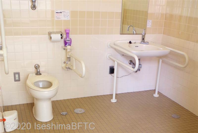 トレーニングセンタートイレ棟　女性用車いすトイレ内部