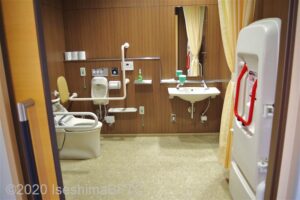 伊勢庁舎1階車いす対応トイレ内部