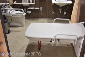伊勢庁舎1階車いす対応トイレ　ユニバーサルシートを下ろしたところ