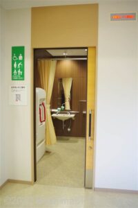 伊勢庁舎1階車いす対応トイレ入口