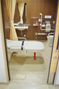 伊勢庁舎1階車いす対応トイレ内部