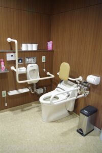 伊勢庁舎1階車いす対応トイレ　便器まわり