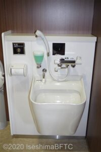 伊勢庁舎1階車いす対応トイレ　オストメイト