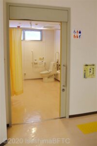 伊勢庁舎厚生棟車いす対応トイレ入口