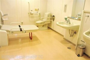 伊勢庁舎厚生棟車いす対応トイレ内部