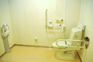 伊勢庁舎厚生棟車いす対応トイレ　便器まわり