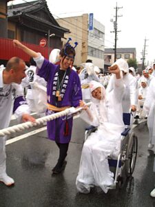車いすでお木ひき車を引っ張る写真