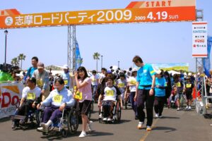車いすでバリアフリーコースをスタートする参加者