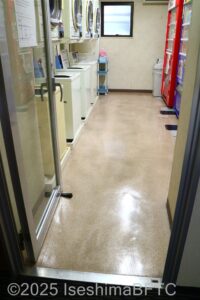 コインランドリーと自動販売機コーナー入口