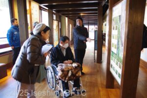展示パネルを眺める車いすの男性のようす
