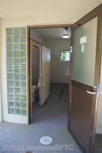 金剛證寺　駐車場トイレ棟入口