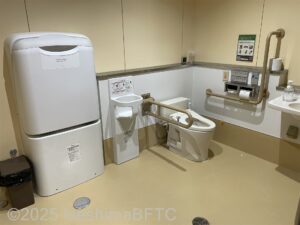 車いす対応トイレ室内のようす