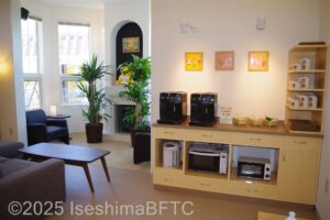 朝食コーナー　コーヒーメーカーが棚の上　棚の下にはポットとオーブントースター、電子レンジ