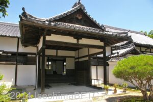 玄関棟の大玄関。日本家屋の重厚な造り。